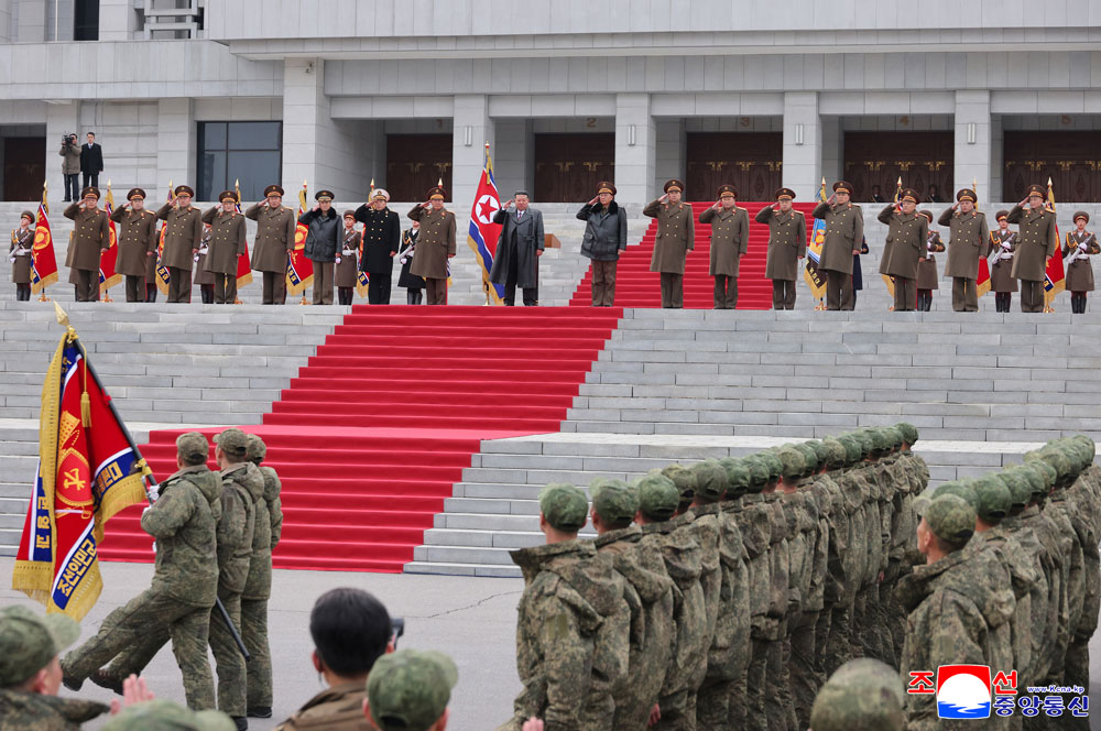 Feierliche
Zeremonie zur Begrüßung der Pioniertruppe der Koreanischen Volksarmee,
die im Operationsgebiet im Ausland den Kampfbefehl der Partei ausführte
und heimkehrte