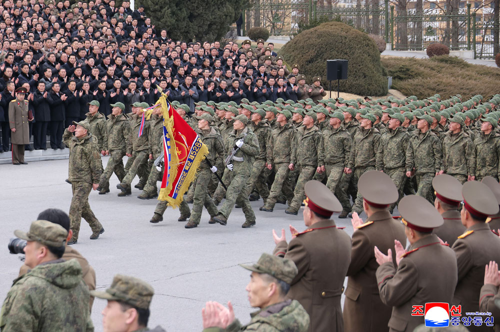 Feierliche
Zeremonie zur Begrüßung der Pioniertruppe der Koreanischen Volksarmee,
die im Operationsgebiet im Ausland den Kampfbefehl der Partei ausführte
und heimkehrte