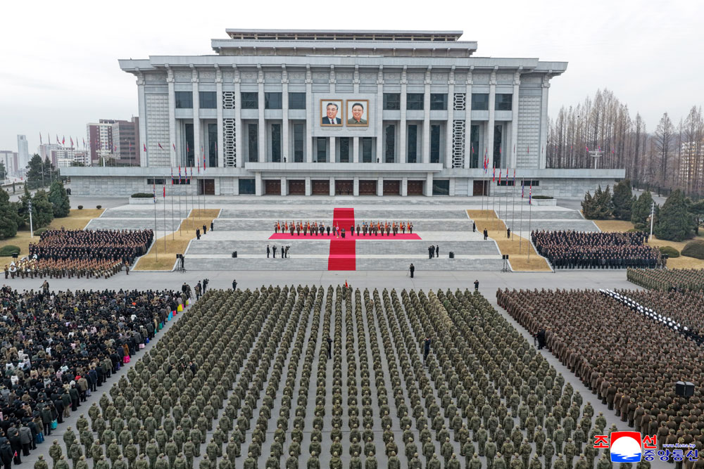 Feierliche
Zeremonie zur Begrüßung der Pioniertruppe der Koreanischen Volksarmee,
die im Operationsgebiet im Ausland den Kampfbefehl der Partei ausführte
und heimkehrte