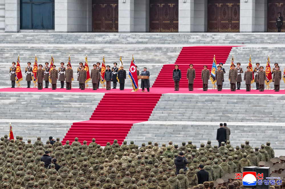 Feierliche
Zeremonie zur Begrüßung der Pioniertruppe der Koreanischen Volksarmee,
die im Operationsgebiet im Ausland den Kampfbefehl der Partei ausführte
und heimkehrte