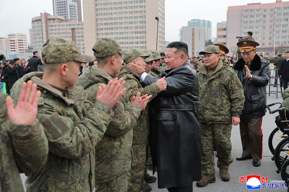 Feierliche
Zeremonie zur Begrüßung der Pioniertruppe der Koreanischen Volksarmee,
die im Operationsgebiet im Ausland den Kampfbefehl der Partei ausführte
und heimkehrte