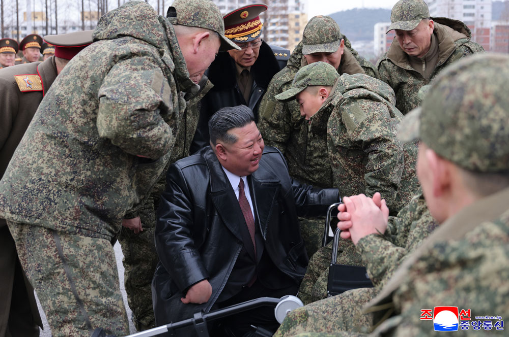 Feierliche
Zeremonie zur Begrüßung der Pioniertruppe der Koreanischen Volksarmee,
die im Operationsgebiet im Ausland den Kampfbefehl der Partei ausführte
und heimkehrte