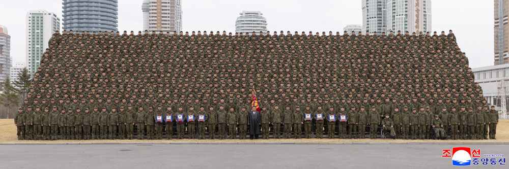 Feierliche
Zeremonie zur Begrüßung der Pioniertruppe der Koreanischen Volksarmee,
die im Operationsgebiet im Ausland den Kampfbefehl der Partei ausführte
und heimkehrte