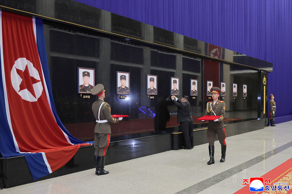 Feierliche
Zeremonie zur Begrüßung der Pioniertruppe der Koreanischen Volksarmee,
die im Operationsgebiet im Ausland den Kampfbefehl der Partei ausführte
und heimkehrte