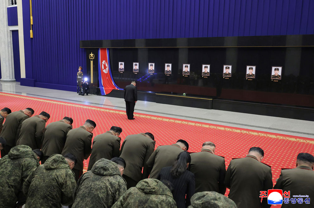 Feierliche
Zeremonie zur Begrüßung der Pioniertruppe der Koreanischen Volksarmee,
die im Operationsgebiet im Ausland den Kampfbefehl der Partei ausführte
und heimkehrte