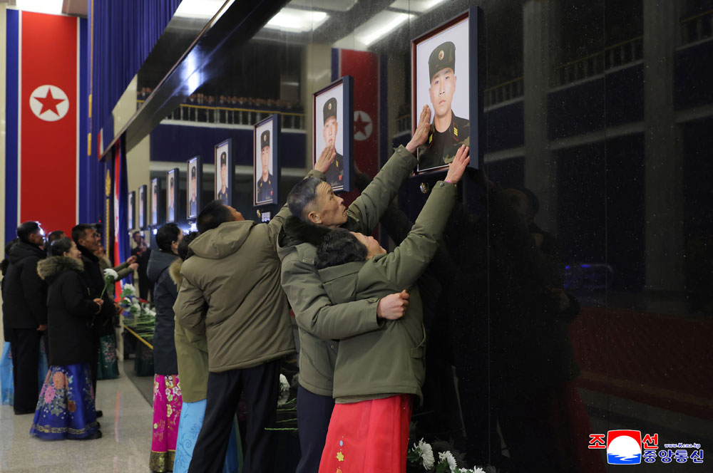 Feierliche
Zeremonie zur Begrüßung der Pioniertruppe der Koreanischen Volksarmee,
die im Operationsgebiet im Ausland den Kampfbefehl der Partei ausführte
und heimkehrte