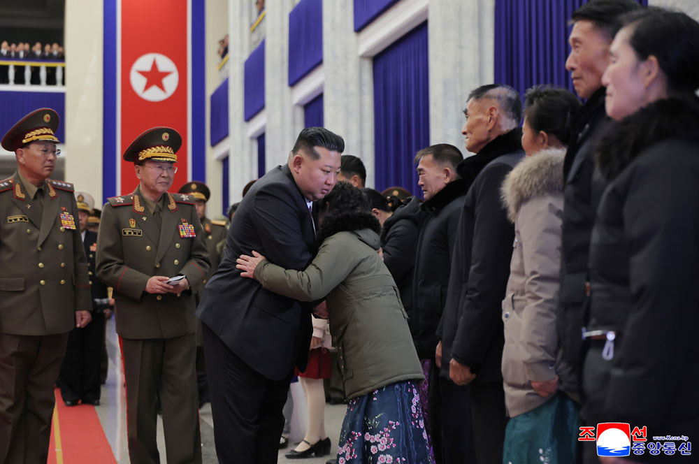 Feierliche
Zeremonie zur Begrüßung der Pioniertruppe der Koreanischen Volksarmee,
die im Operationsgebiet im Ausland den Kampfbefehl der Partei ausführte
und heimkehrte