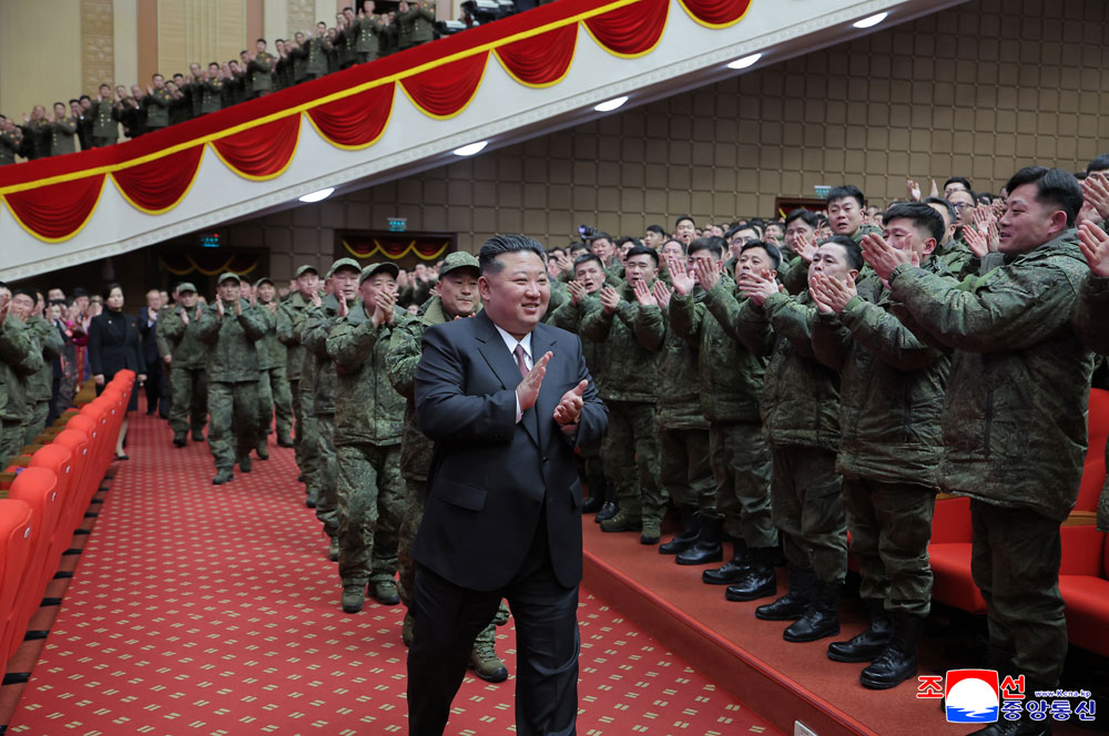 Feierliche
Zeremonie zur Begrüßung der Pioniertruppe der Koreanischen Volksarmee,
die im Operationsgebiet im Ausland den Kampfbefehl der Partei ausführte
und heimkehrte