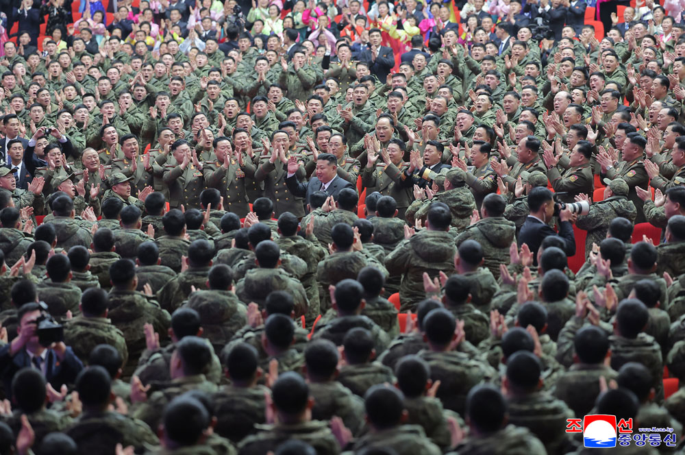 Feierliche
Zeremonie zur Begrüßung der Pioniertruppe der Koreanischen Volksarmee,
die im Operationsgebiet im Ausland den Kampfbefehl der Partei ausführte
und heimkehrte
