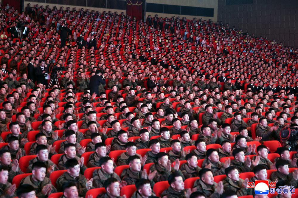 Feierliche
Zeremonie zur Begrüßung der Pioniertruppe der Koreanischen Volksarmee,
die im Operationsgebiet im Ausland den Kampfbefehl der Partei ausführte
und heimkehrte