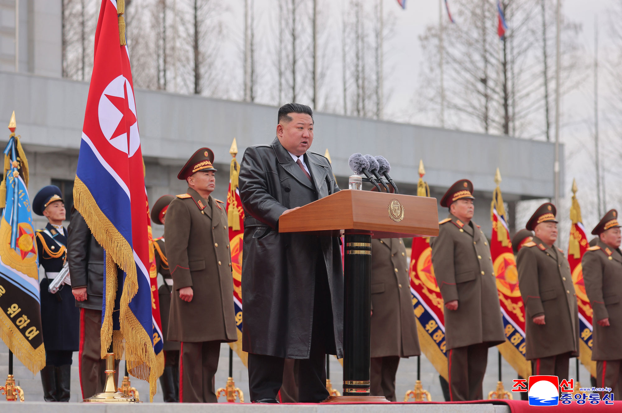 Feierliche
 Zeremonie zur Begrüßung der Pioniertruppe der Koreanischen Volksarmee, 
die im Operationsgebiet im Ausland den Kampfbefehl der Partei ausführte 
und heimkehrte