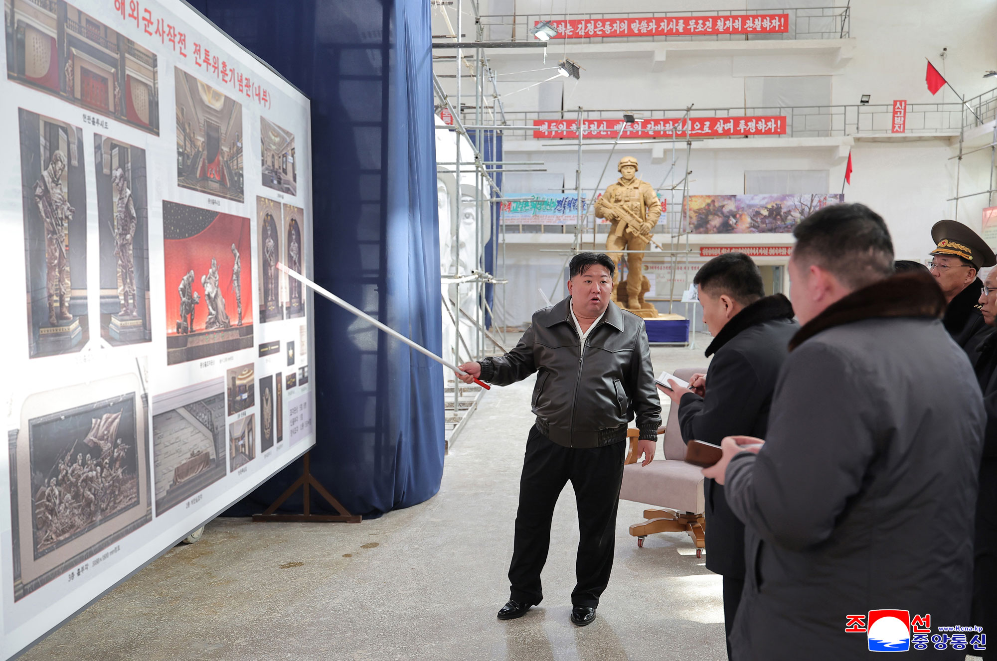 Уважаемый
 товарищ Ким Чен Ын руководил работой по изготовлению скульптурного 
комплекса для Мемориального музея боевых подвигов в зарубежной военной 
операции