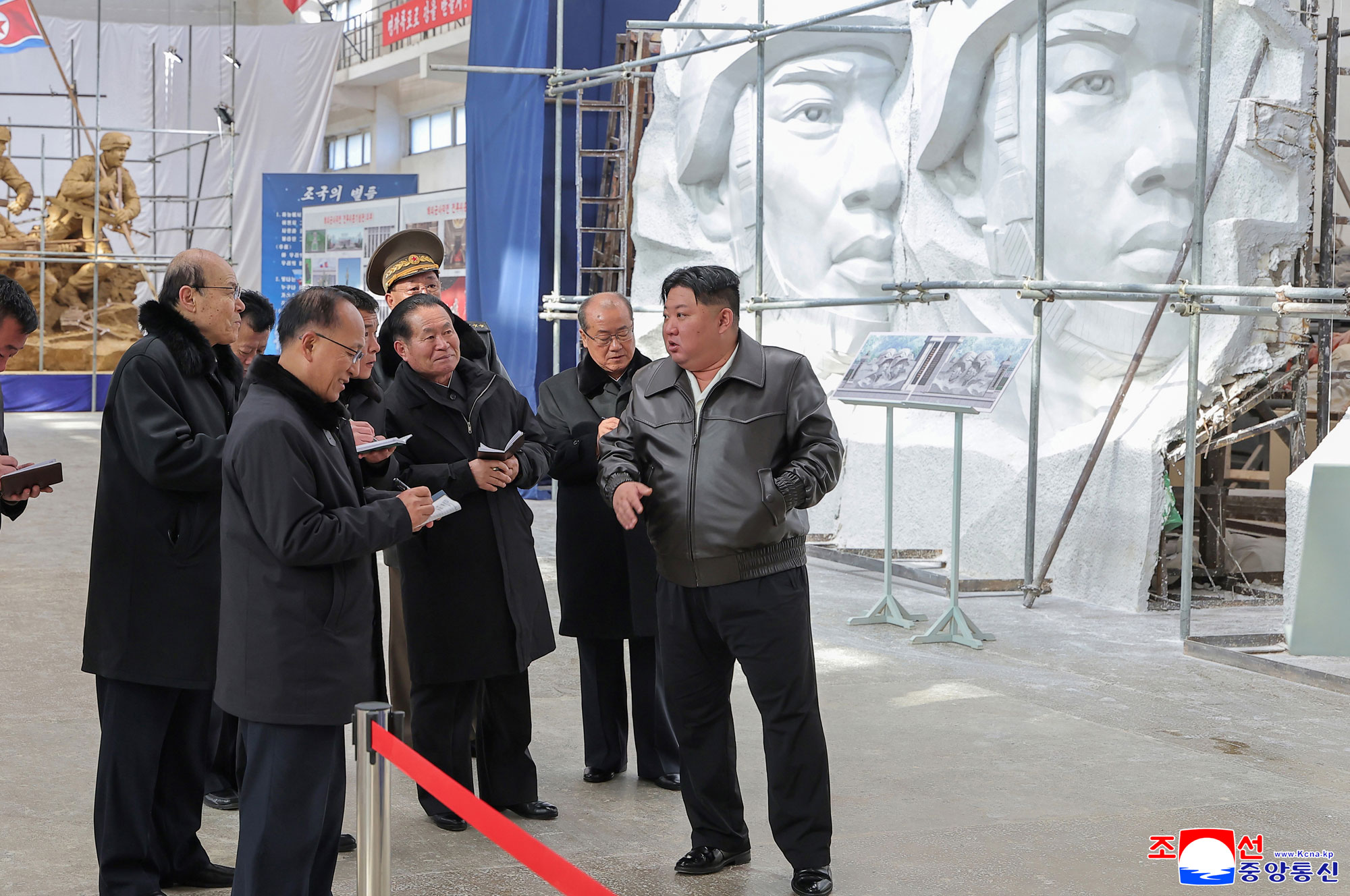 Уважаемый
 товарищ Ким Чен Ын руководил работой по изготовлению скульптурного 
комплекса для Мемориального музея боевых подвигов в зарубежной военной 
операции