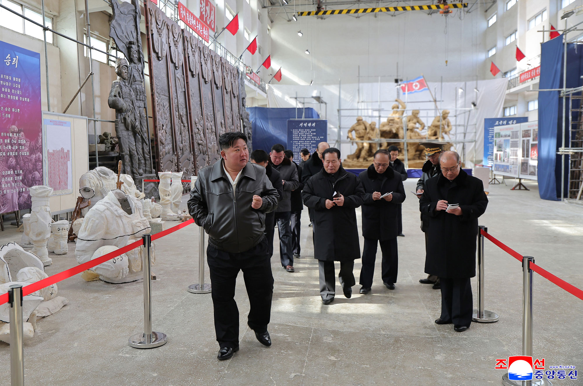 Уважаемый
 товарищ Ким Чен Ын руководил работой по изготовлению скульптурного 
комплекса для Мемориального музея боевых подвигов в зарубежной военной 
операции