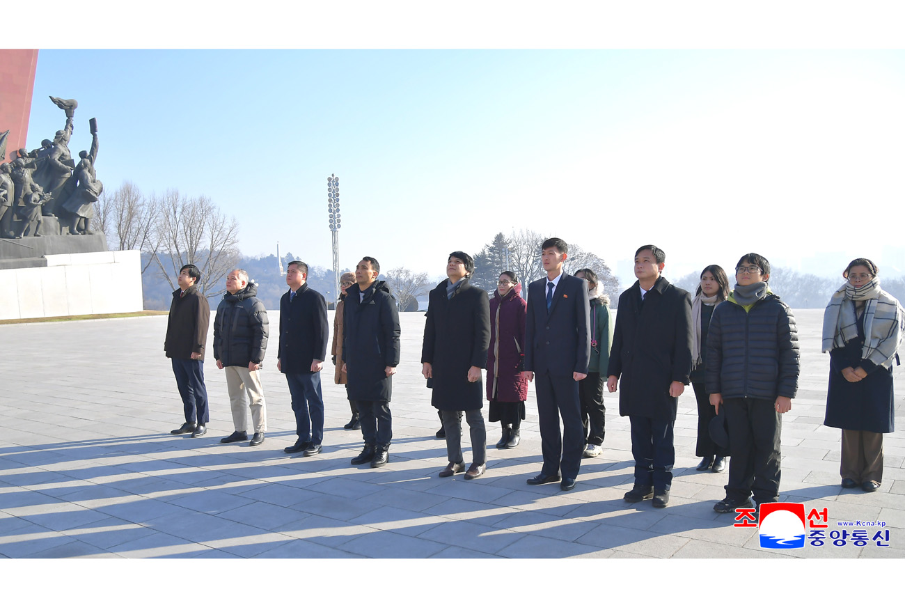 Floral tribute paid to great leaders Kim Il Sung and Kim Jong Il