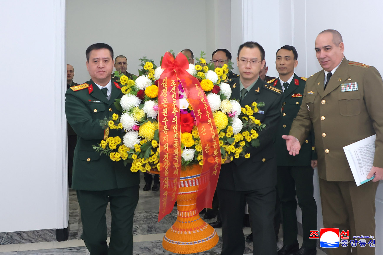경애하는 김정은동지께 우리 나라 주재 무관단이 꽃바구니와 축하편지를 드리였다
