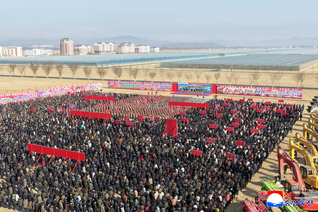 신의주온실종합농장지구와 강남군, 맹산군에서 새년도 지방발전정책대상건설착공식 진행