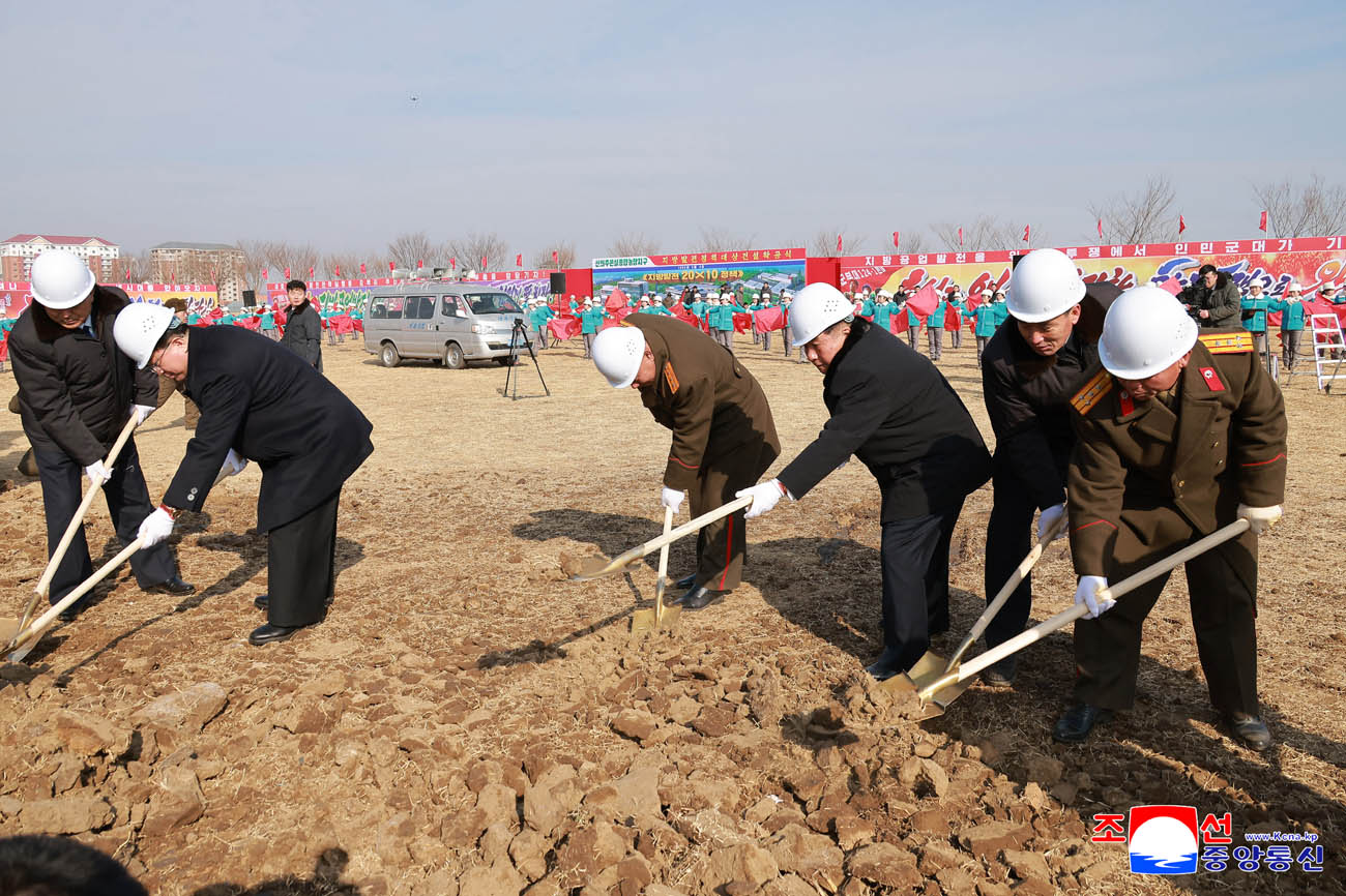 신의주온실종합농장지구와 강남군, 맹산군에서 새년도 지방발전정책대상건설착공식 진행