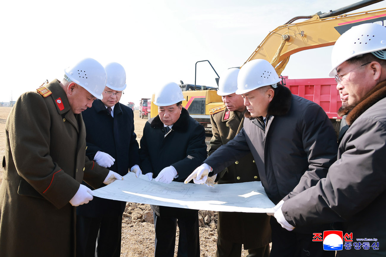 신의주온실종합농장지구와 강남군, 맹산군에서 새년도 지방발전정책대상건설착공식 진행