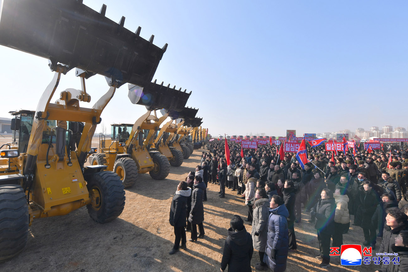 신의주온실종합농장지구와 강남군, 맹산군에서 새년도 지방발전정책대상건설착공식 진행