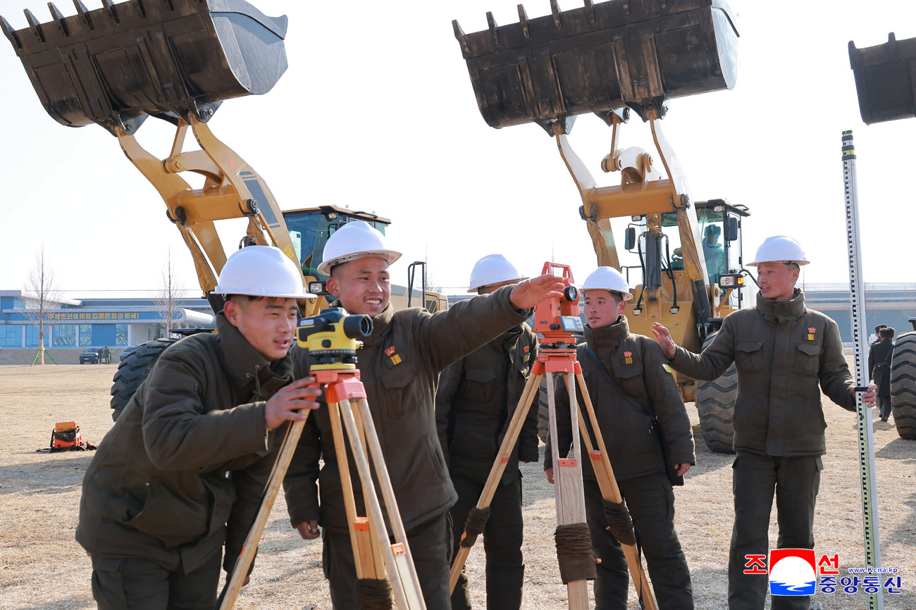 신의주온실종합농장지구와 강남군, 맹산군에서 새년도 지방발전정책대상건설착공식 진행