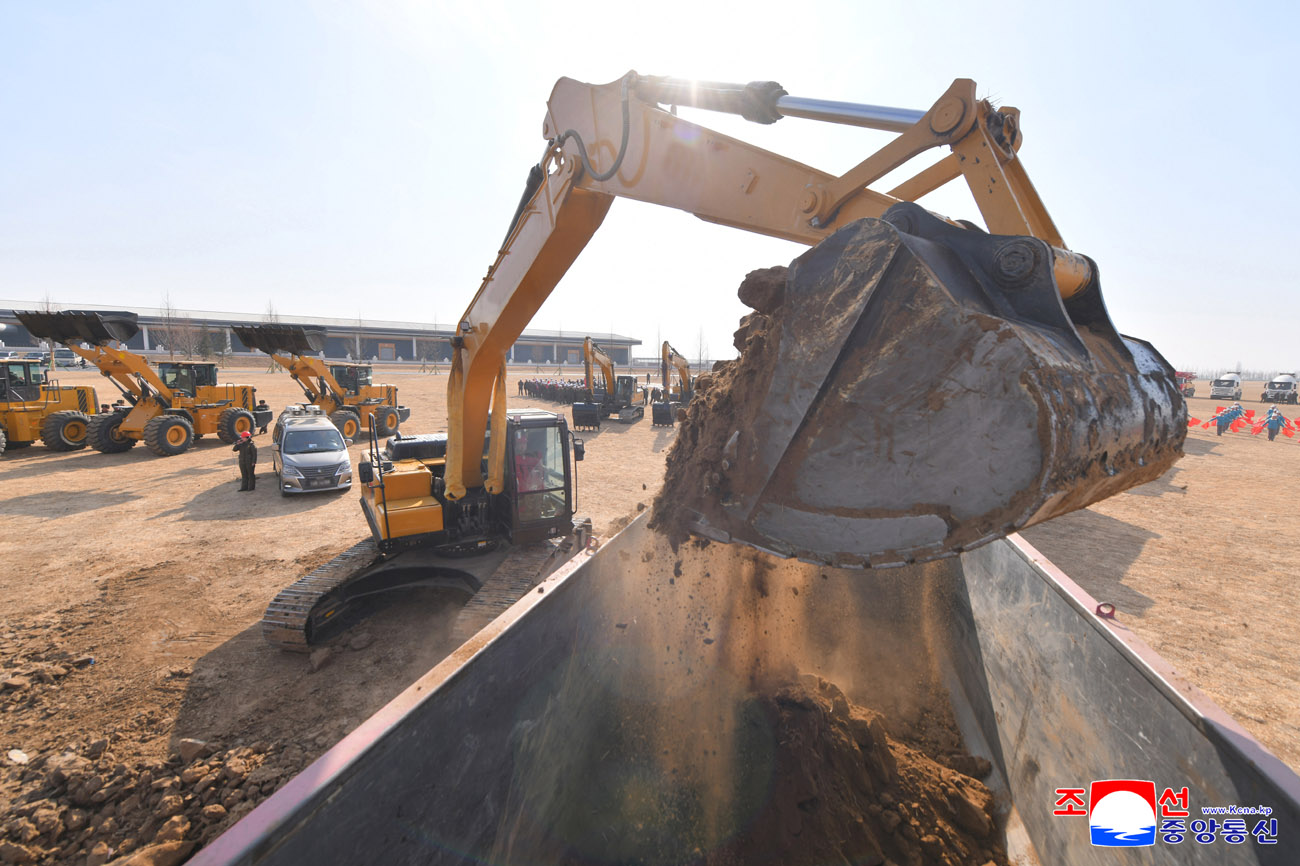 신의주온실종합농장지구와 강남군, 맹산군에서 새년도 지방발전정책대상건설착공식 진행