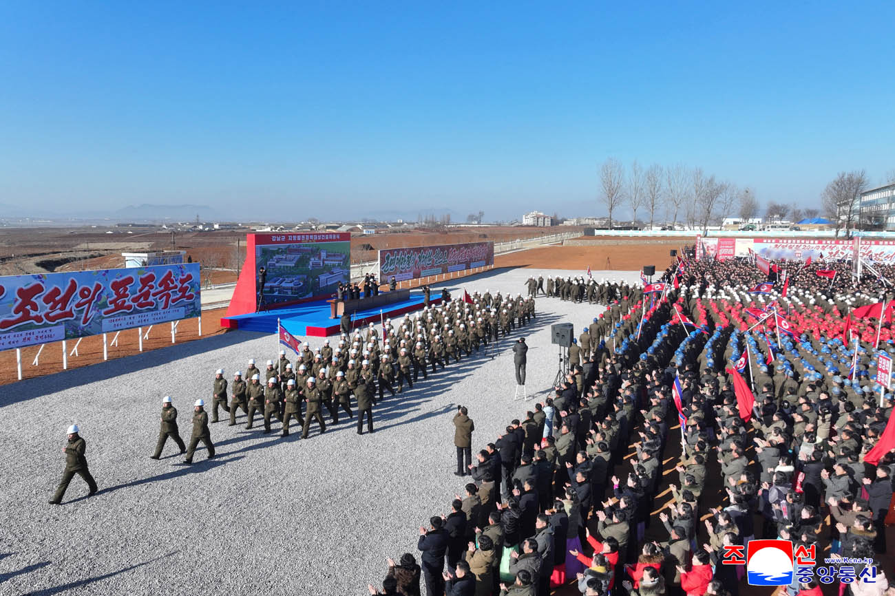 신의주온실종합농장지구와 강남군, 맹산군에서 새년도 지방발전정책대상건설착공식 진행