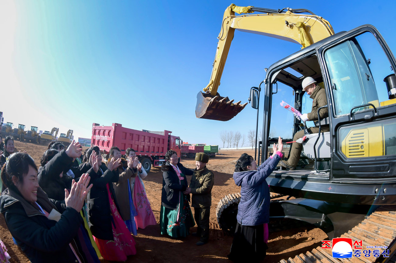 신의주온실종합농장지구와 강남군, 맹산군에서 새년도 지방발전정책대상건설착공식 진행