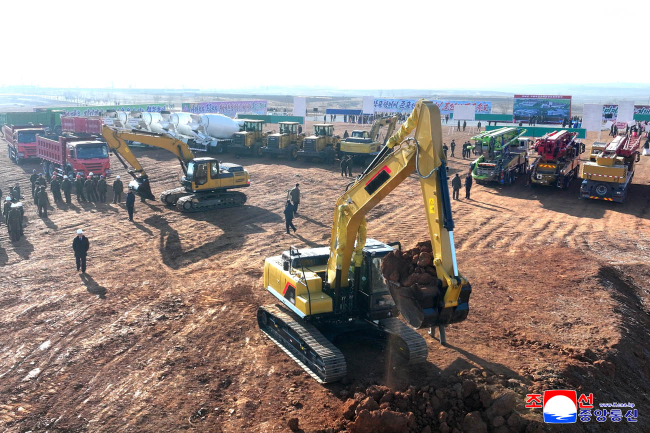 신의주온실종합농장지구와 강남군, 맹산군에서 새년도 지방발전정책대상건설착공식 진행