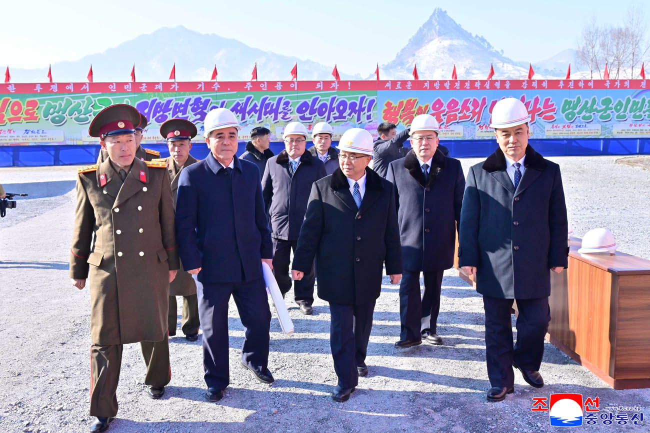신의주온실종합농장지구와 강남군, 맹산군에서 새년도 지방발전정책대상건설착공식 진행