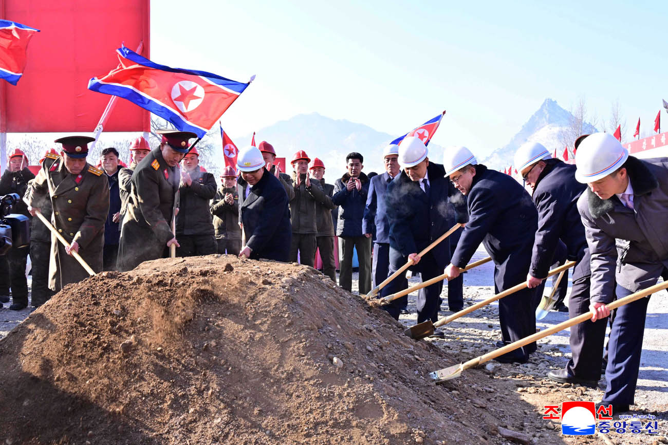 신의주온실종합농장지구와 강남군, 맹산군에서 새년도 지방발전정책대상건설착공식 진행