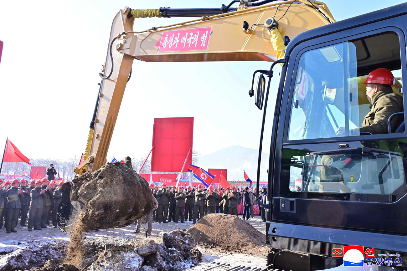 신의주온실종합농장지구와 강남군, 맹산군에서 새년도 지방발전정책대상건설착공식 진행