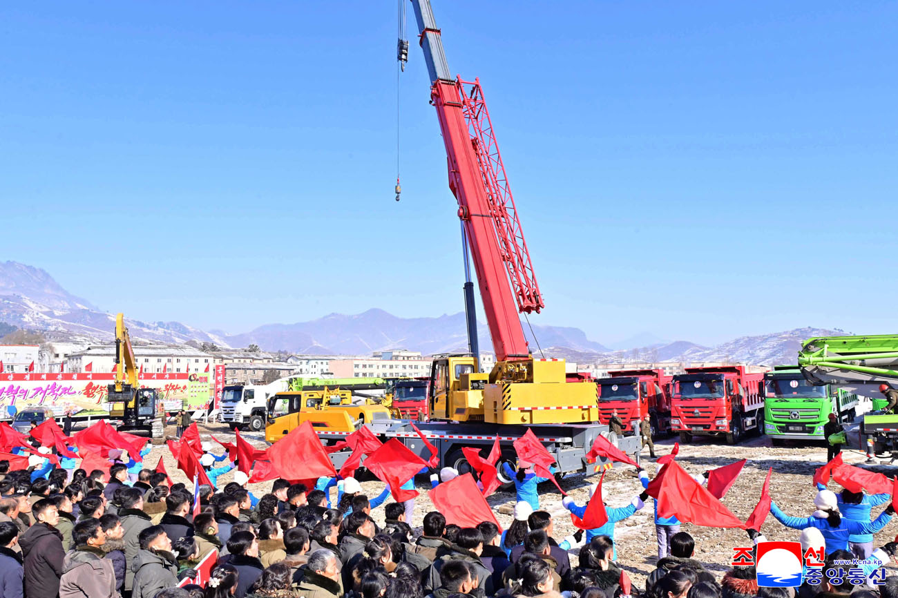 신의주온실종합농장지구와 강남군, 맹산군에서 새년도 지방발전정책대상건설착공식 진행