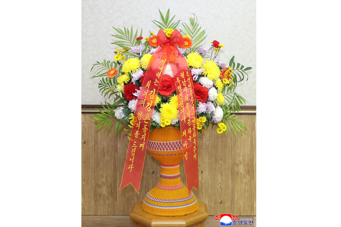 Floral basket and congratulatory letter to respected Comrade Kim Jong Un from foreign diplomatic corps