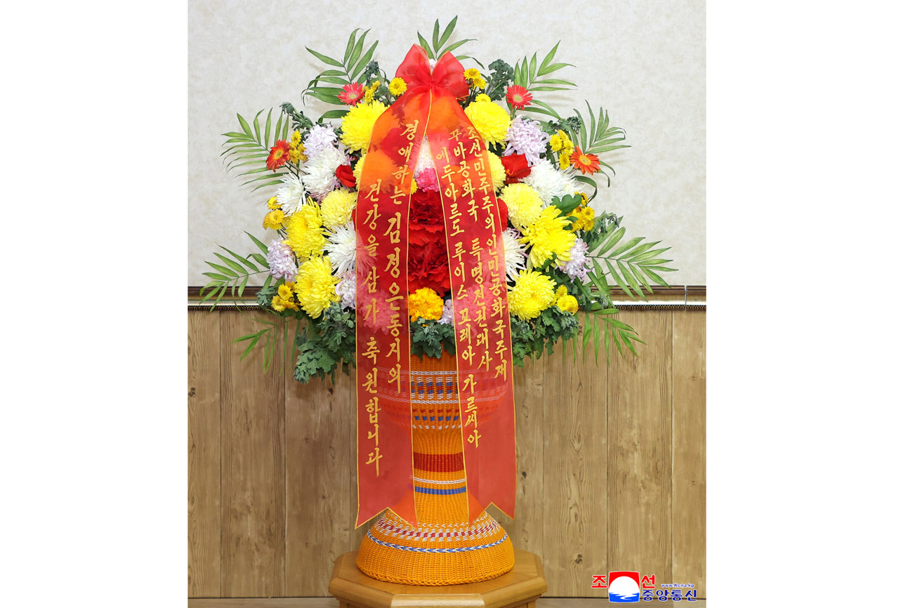 Floral basket and congratulatory letter to respected Comrade Kim Jong Un from foreign diplomatic corps