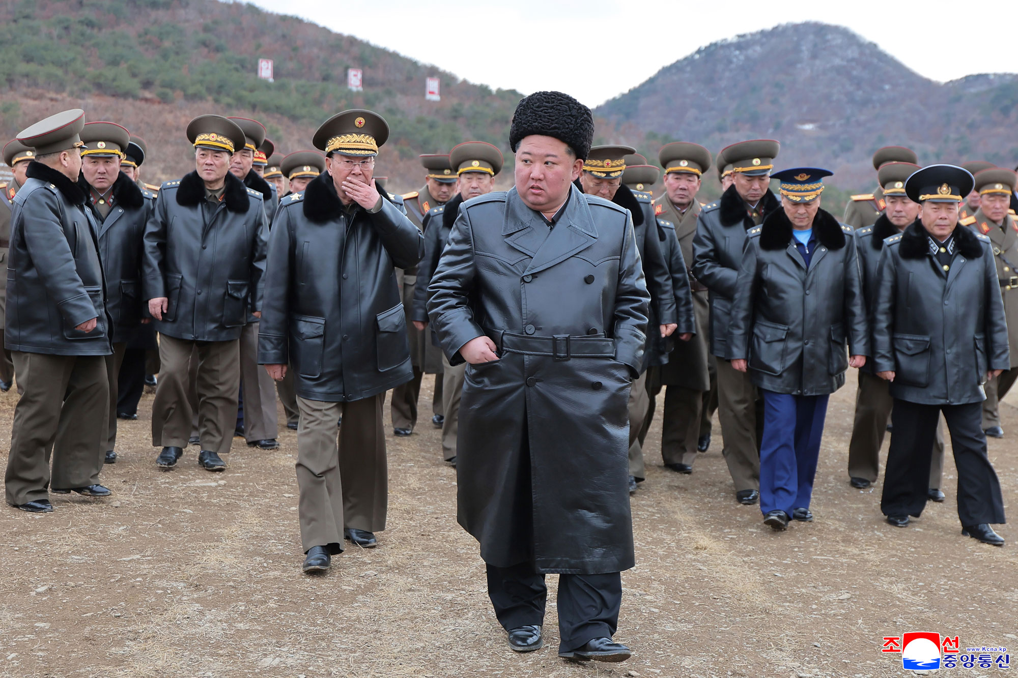 Estimado camarada Kim Jong Un presencia la competencia de tiro en homenaje del "Día de Francotiradores" del EPC