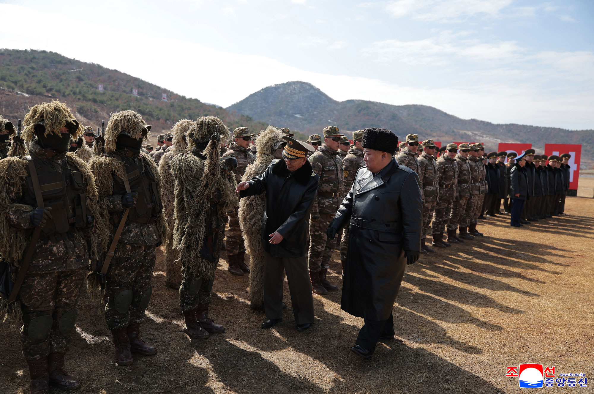 Estimado camarada Kim Jong Un presencia la competencia de tiro en homenaje del "Día de Francotiradores" del EPC