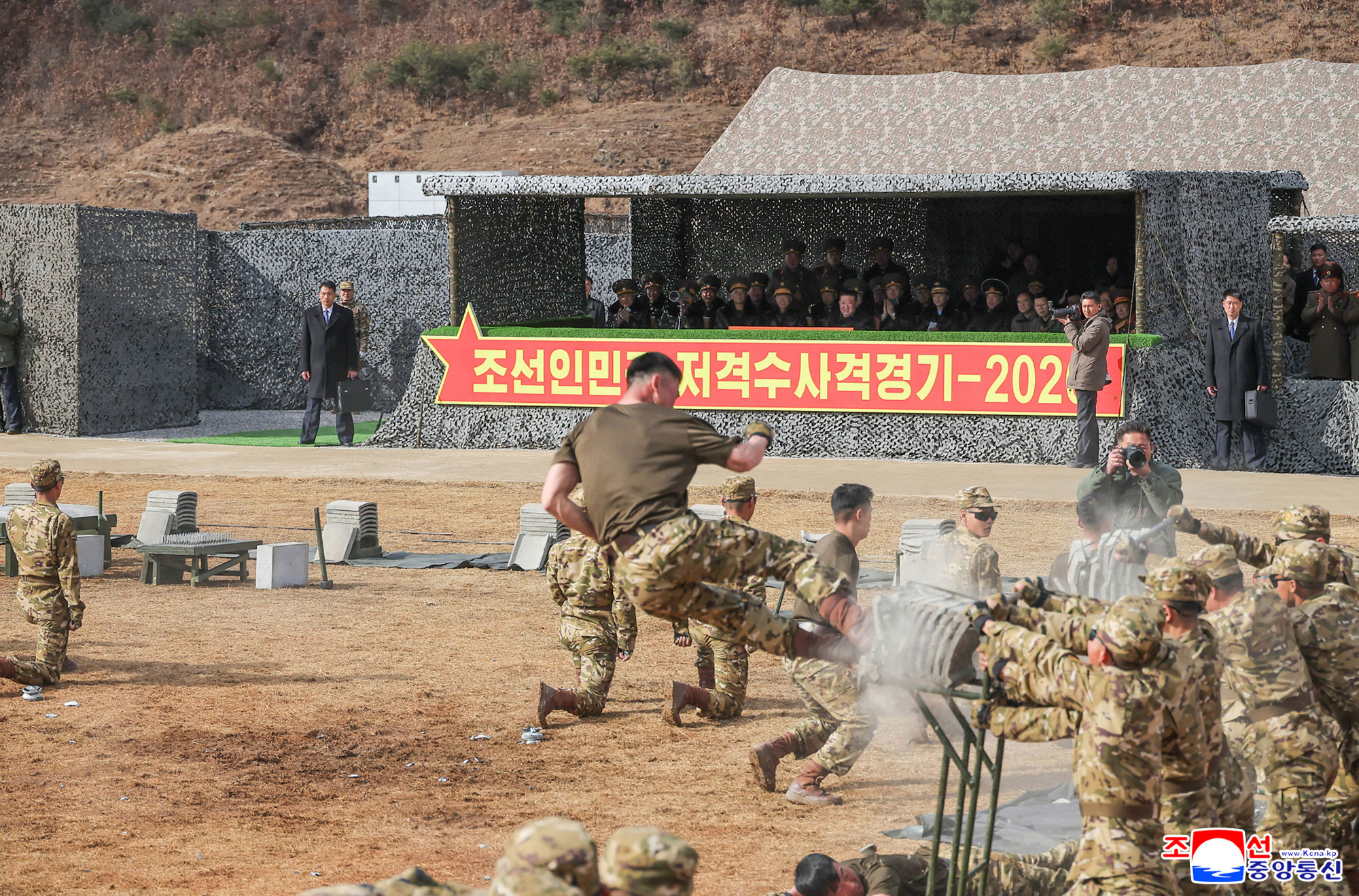 Estimado camarada Kim Jong Un presencia la competencia de tiro en homenaje del "Día de Francotiradores" del EPC