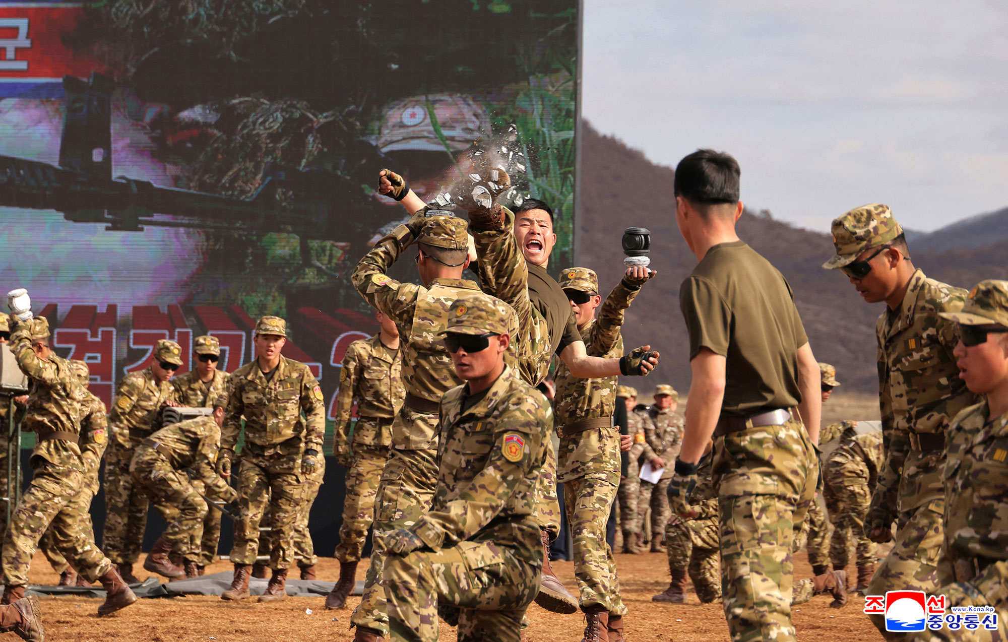 Estimado camarada Kim Jong Un presencia la competencia de tiro en homenaje del "Día de Francotiradores" del EPC