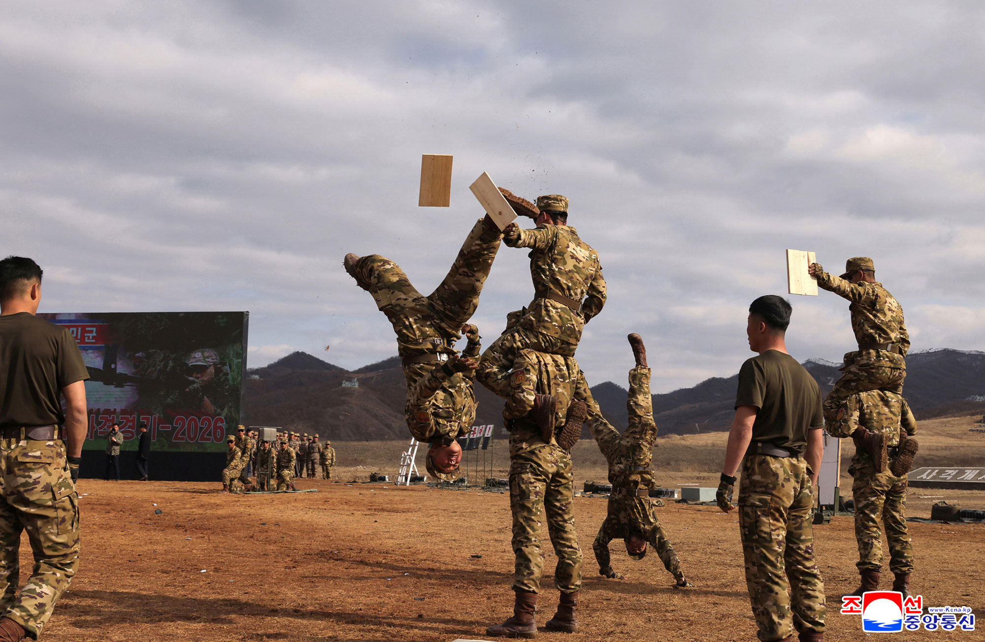 Estimado camarada Kim Jong Un presencia la competencia de tiro en homenaje del "Día de Francotiradores" del EPC
