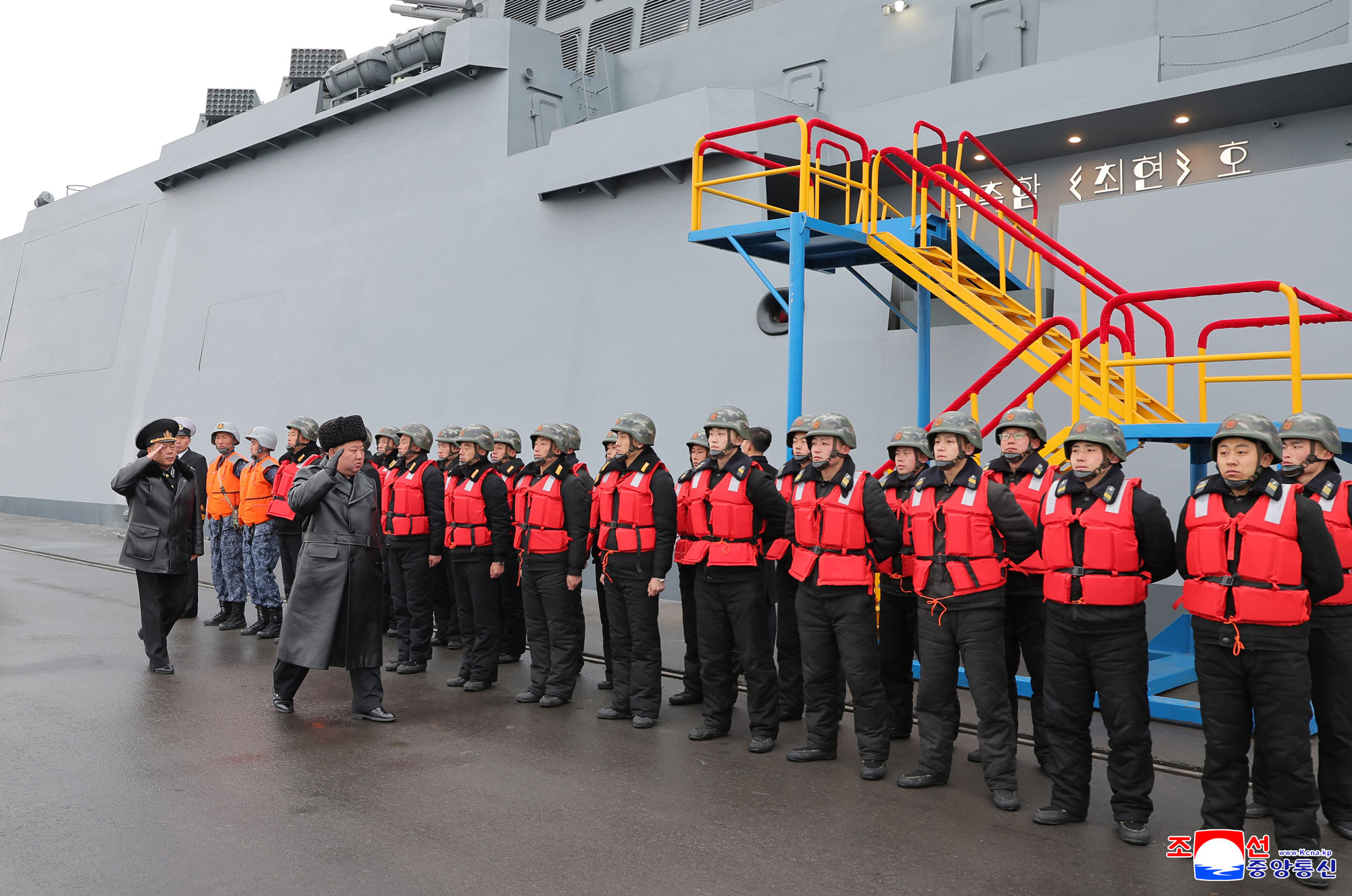 Estimado camarada Kim Jong Un averigua procesos de prueba para evaluar 
la capacidad de cumplimiento de operación del destructor "Choe Hyon"