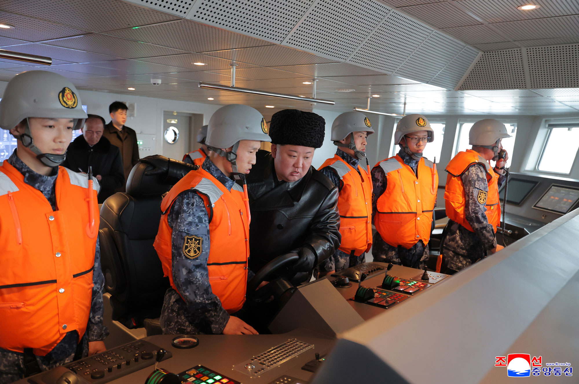 Estimado camarada Kim Jong Un averigua procesos de prueba para evaluar 
la capacidad de cumplimiento de operación del destructor "Choe Hyon"