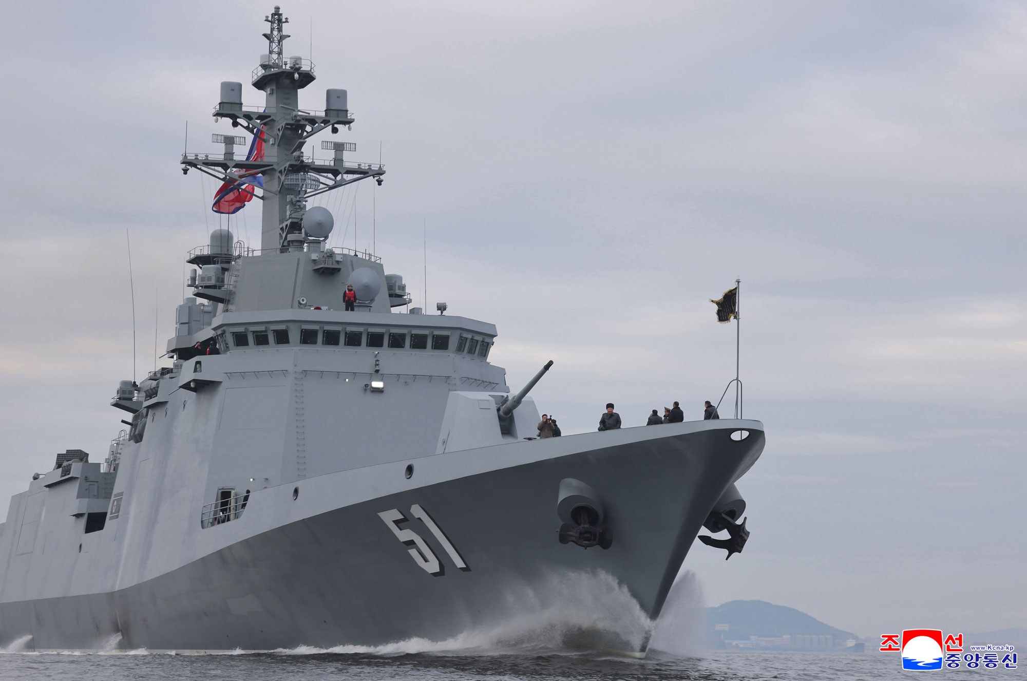 Estimado camarada Kim Jong Un averigua procesos de prueba para evaluar 
la capacidad de cumplimiento de operación del destructor "Choe Hyon"