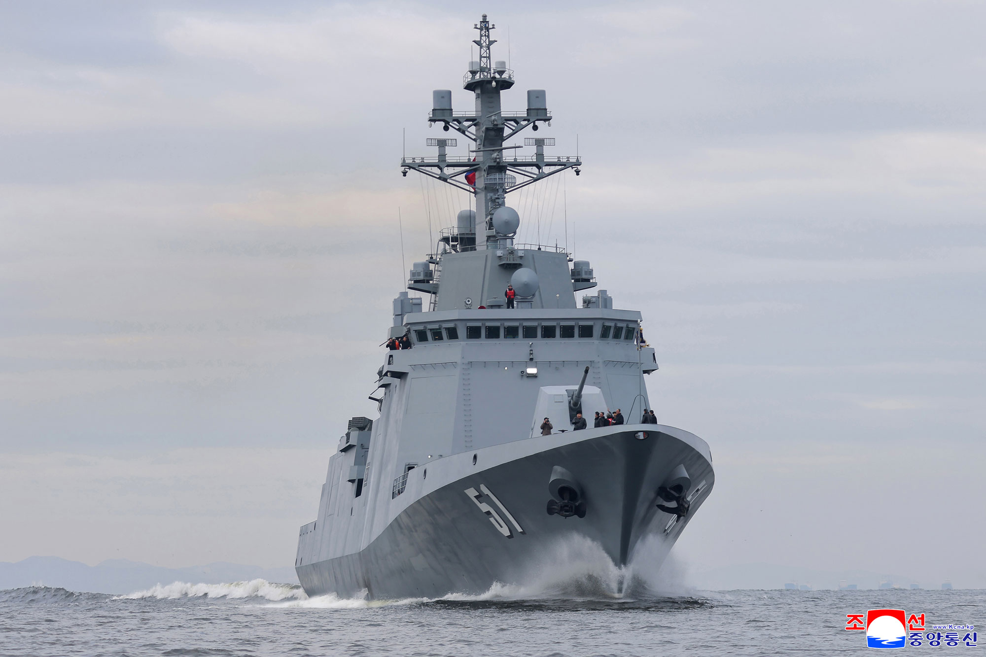 Estimado camarada Kim Jong Un averigua procesos de prueba para evaluar 
la capacidad de cumplimiento de operación del destructor "Choe Hyon"