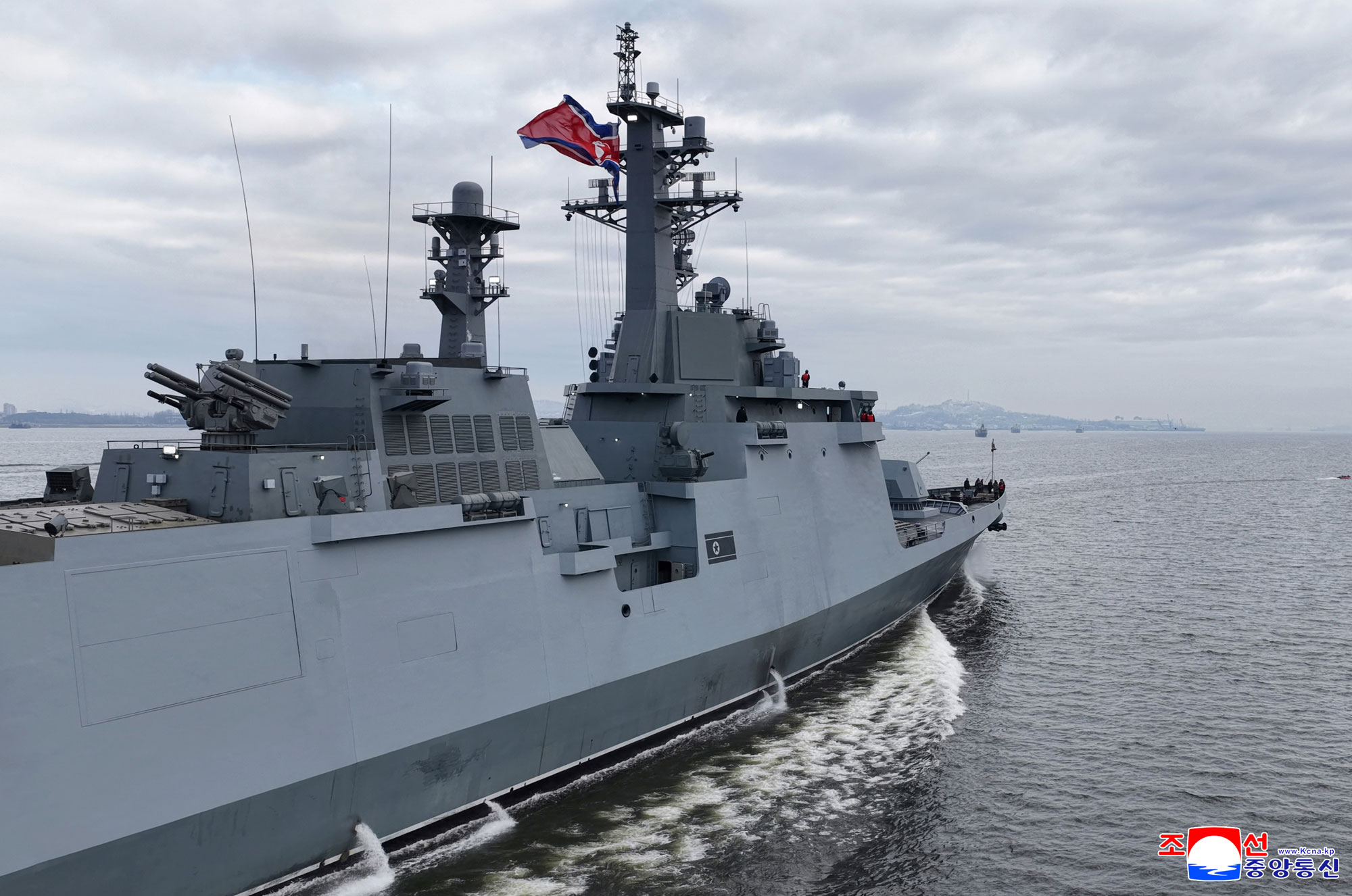 Estimado camarada Kim Jong Un averigua procesos de prueba para evaluar 
la capacidad de cumplimiento de operación del destructor "Choe Hyon"