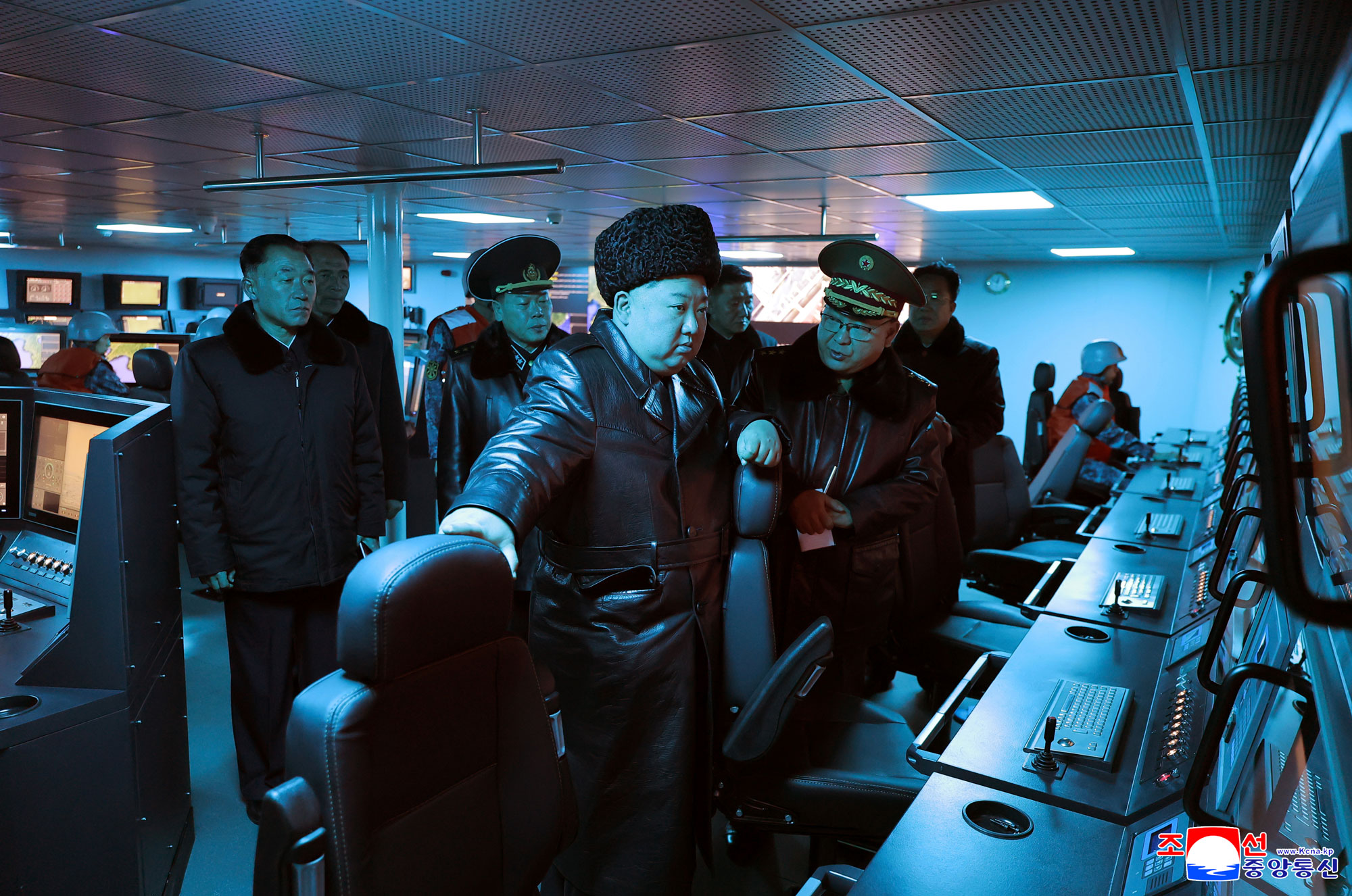 Estimado camarada Kim Jong Un averigua procesos de prueba para evaluar 
la capacidad de cumplimiento de operación del destructor "Choe Hyon"