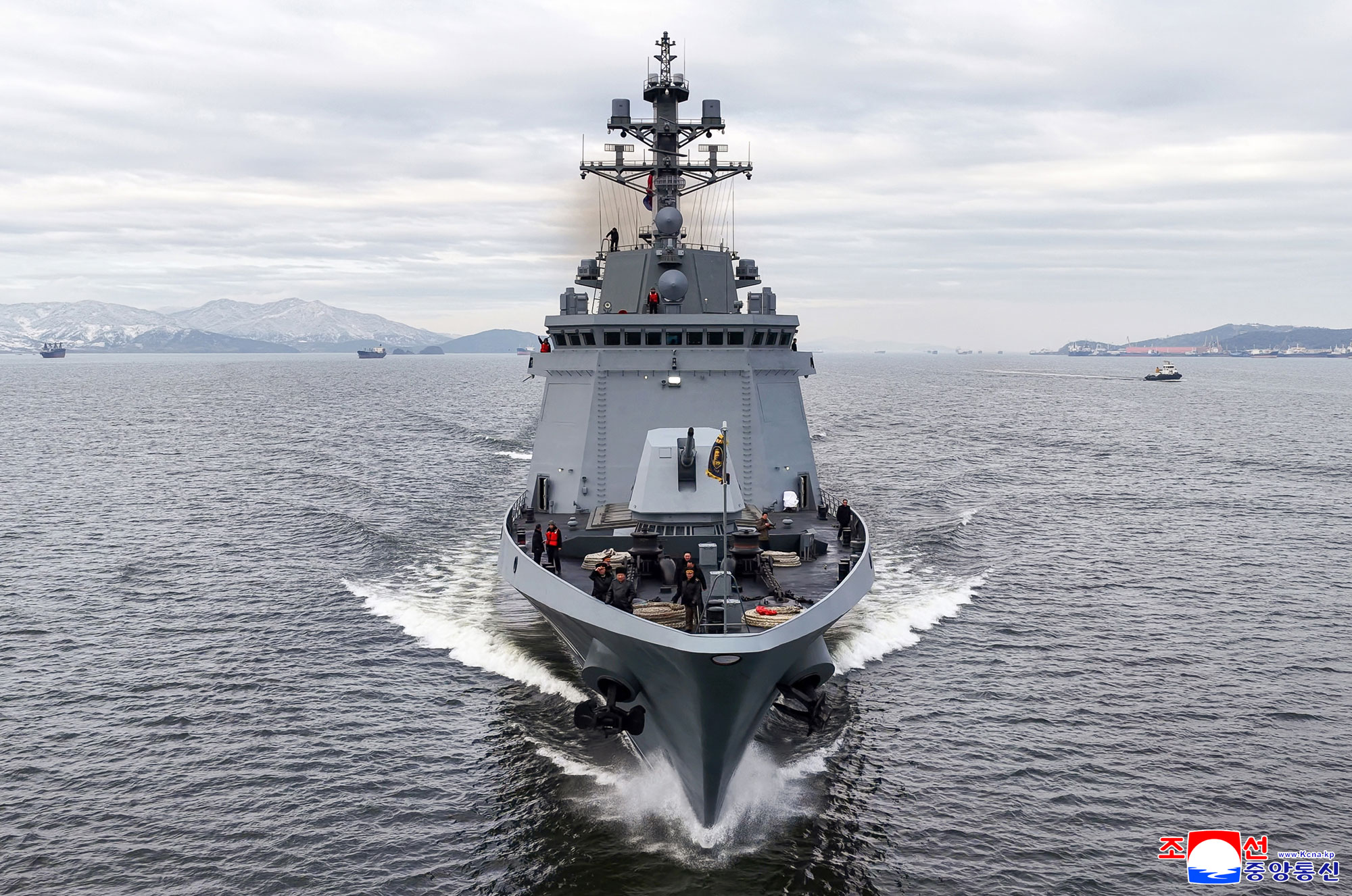 Estimado camarada Kim Jong Un averigua procesos de prueba para evaluar 
la capacidad de cumplimiento de operación del destructor "Choe Hyon"