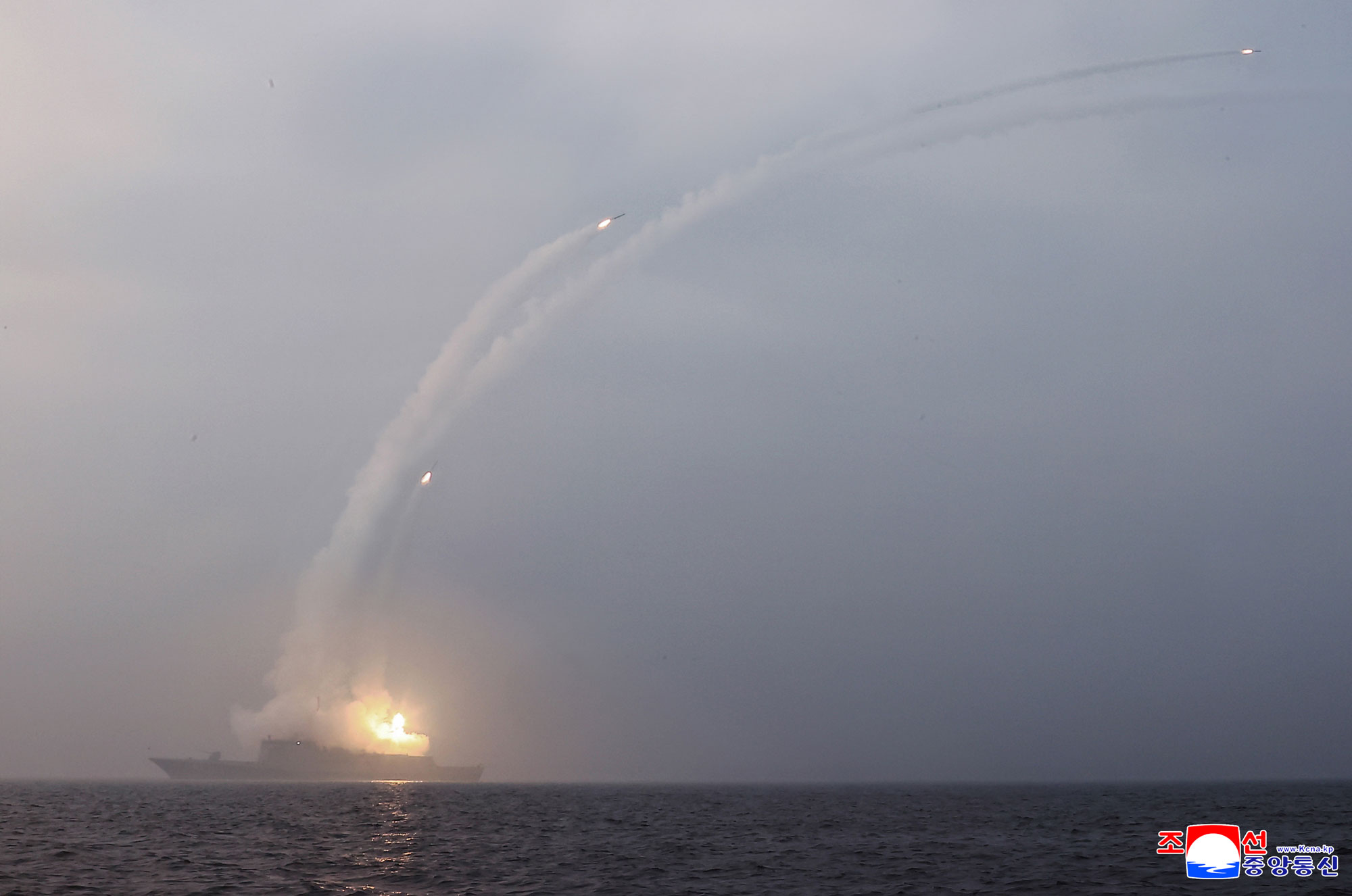 Estimado camarada Kim Jong Un averigua procesos de prueba para evaluar 
la capacidad de cumplimiento de operación del destructor "Choe Hyon"