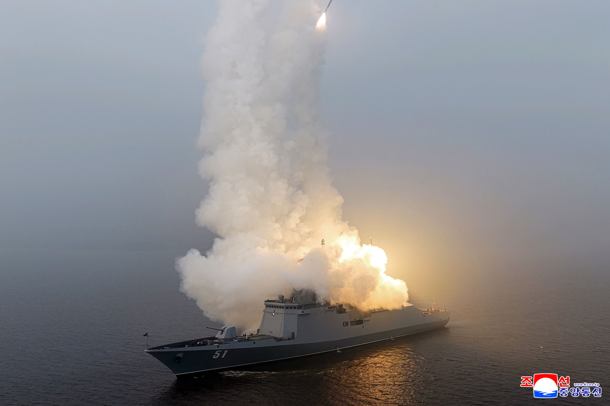 Estimado camarada Kim Jong Un averigua procesos de prueba para evaluar 
la capacidad de cumplimiento de operación del destructor "Choe Hyon"