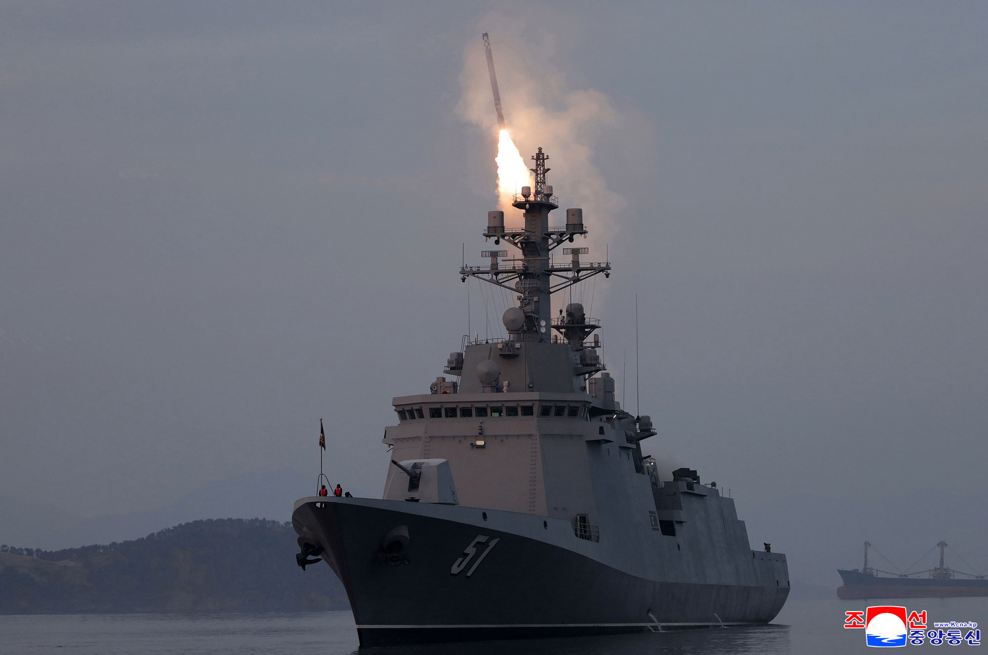 구축함 《최현》호에서 전략순항미싸일시험발사 진행